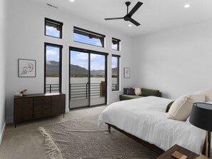 5 bedrooms, iron/ironing board, travel crib, free WiFi - Luxury Lakefront Ski Home Close to 3 Epic Ski Resorts ⛷️ (Huntsville)