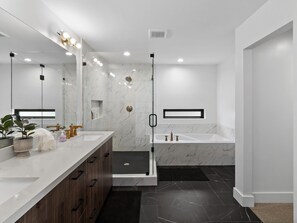 Combined shower/tub, hair dryer, towels, soap - Luxury Lakefront Ski Home Close to 3 Epic Ski Resorts ⛷️ (Huntsville)