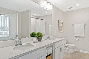Combined shower/tub, hair dryer, towels