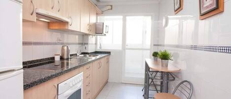 Frigorifero, microonde, forno, piano cottura