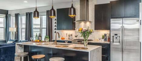 Refrigerador, cafetera y tetera y utensilios de cocina