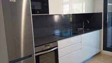 Een koelkast, een microgolfoven, een oven, een kookplaat