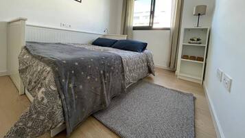 3 slaapkamers, een strijkplank/strijkijzer, reisbedje, gratis wifi