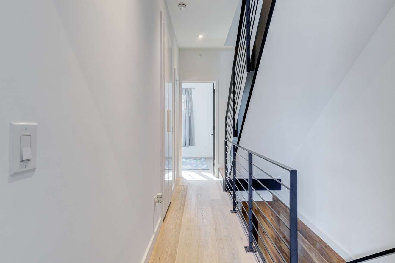Modern Townhome 19A | Free Park | Hosted StayRafa