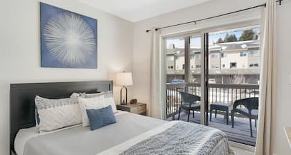 Newly updated dog-friendly condo near Meadow Village w/mountain view & gas grill
