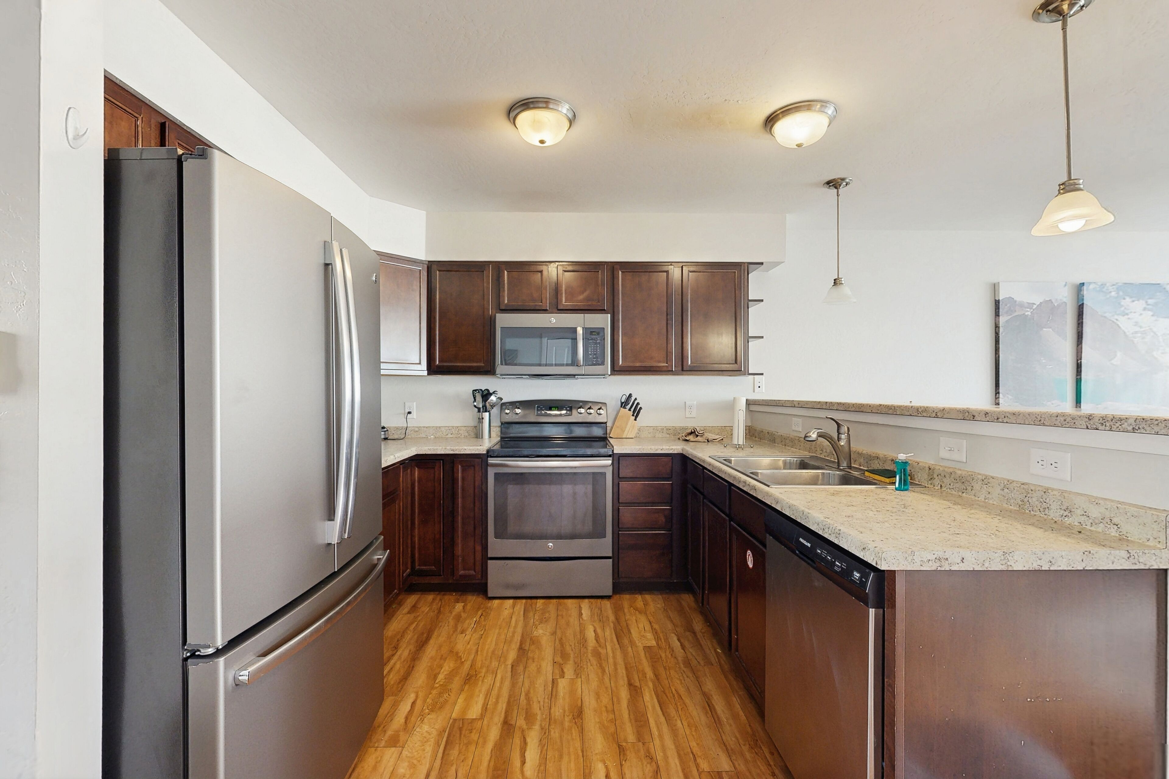 冷蔵庫、電子レンジ、オーブン、コンロ