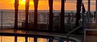 CORNER UNIT 3rd floor Beachfront~Panoramic View~walk to Pier Park King BR +Bunks