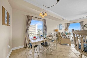 Dining - CORNER UNIT 3rd floor Beachfront~Panoramic View~walk to Pier Park King BR +Bunks (Panama City Beach)