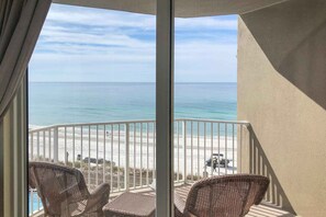 Property grounds - CORNER UNIT 3rd floor Beachfront~Panoramic View~walk to Pier Park King BR +Bunks (Panama City Beach)