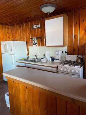 Kjøleskap, mikrobølgeovn, ovn og kaffetrakter/tekoker