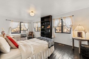 4 bedrooms, desk, iron/ironing board, travel crib