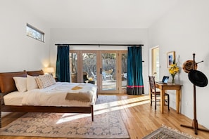 4 bedrooms, desk, iron/ironing board, WiFi