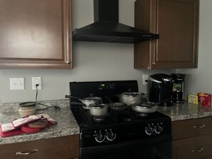 冷蔵庫、電子レンジ、オーブン、コンロ