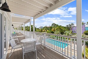 Outdoor dining - FANTASTIC 2/2.5 TOWNHOME ON 30A!! SLEEPS 7!! WALKING DISTANCE TO GULF PLACE! (Santa Rosa Beach)