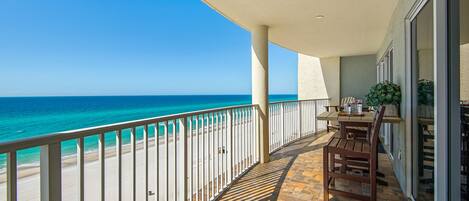 屋外ダイニングエリア