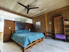 Kahden hengen standard-huone | Ylelliset vuodevaatteet, yksilöllisesti sisustettu, ilmainen Wi-Fi