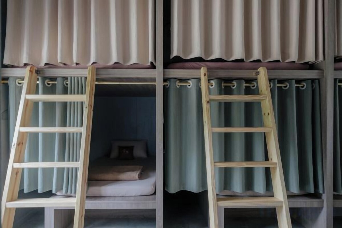 Desk, laptop workspace, WiFi (free), bed sheets