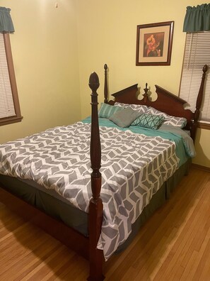 3 bedrooms, iron/ironing board, free WiFi, bed sheets - House in a quiet neighborhood 13 mins from downtown, airport and mall of america (Minneapolis)