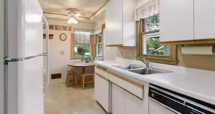 House in a quiet neighborhood 13 mins from downtown, airport and mall of america