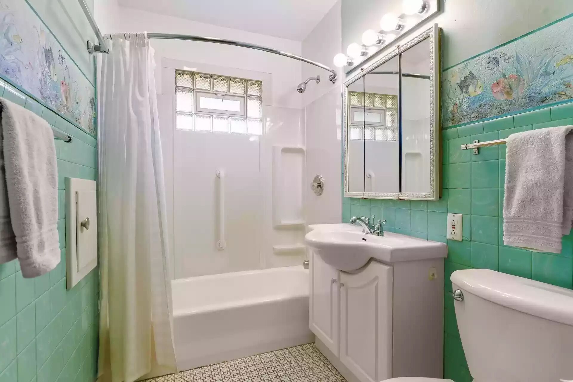 Ensemble douche/baignoire, sèche-cheveux, serviettes fournies, savon