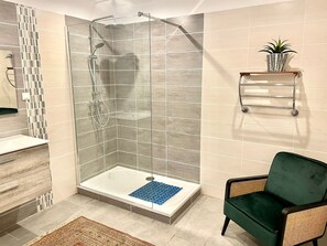 Dusj, hårføner og håndklær