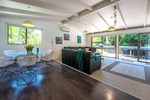 Family House | Living area | Flat-screen TV - Treetops - Forest Escape - Onetangi (Waiheke Island)