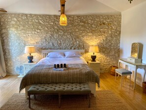 9 bedrooms, WiFi, bed sheets - Saint-Marthe Sleeps 20 with Pool (Eymet)