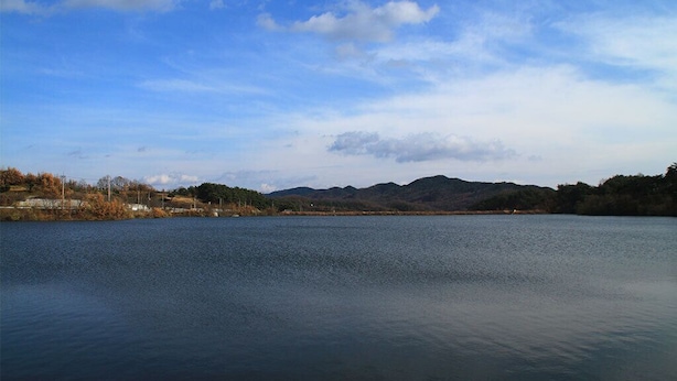 A calm lake with a clear sky and distant mountains. - 시골냄새가득하고 조금 불편하지만 옛날감성의 숙소 (Yecheon-gun, Gyeongsangbuk-do)