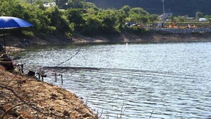 A riverbank with a fishing setup and a blue umbrella. - 시골냄새가득하고 조금 불편하지만 옛날감성의 숙소 (Yecheon-gun, Gyeongsangbuk-do)