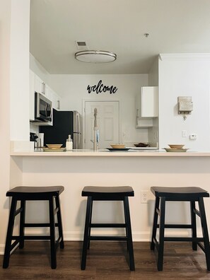 ثلاجة، ميكروويف، فرن، موقد طهي مسطح