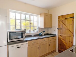 Microondas, cafetera y tetera, tostadora y utensilios de cocina 