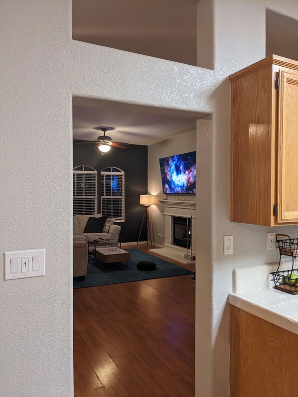 Smart TV, fireplace, books, offices