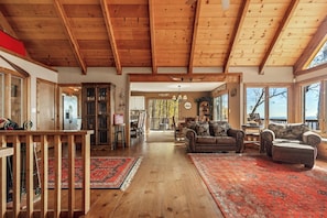 TV, fireplace, DVD player - Enjoy mountain views, cook out on the Weber grill & relax! - Canoe Believe It (Jasper)