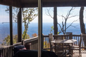 Outdoor dining - Enjoy mountain views, cook out on the Weber grill & relax! - Canoe Believe It (Jasper)