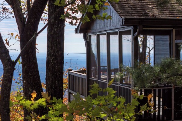 Property grounds - Enjoy mountain views, cook out on the Weber grill & relax! - Canoe Believe It (Jasper)