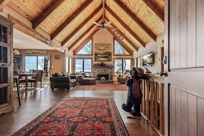 Interior - Enjoy mountain views, cook out on the Weber grill & relax! - Canoe Believe It (Jasper)