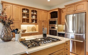 ثلاجة، ميكروويف، فرن، موقد طهي مسطح