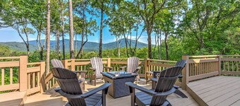 Hillside Manor - Luxury Hot Tub + Fireplace + Pool Table + & Wet Bar