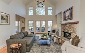 Una televisión, una chimenea, un reproductor de DVD