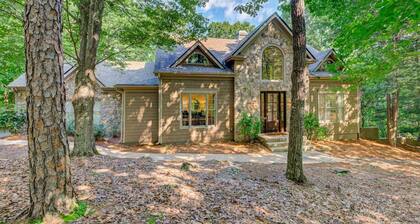 Hillside Manor - Luxury Hot Tub + Fireplace + Pool Table + & Wet Bar