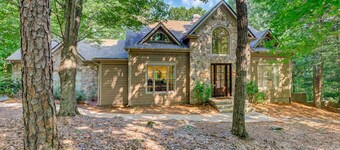 Hillside Manor - Luxury Hot Tub + Fireplace + Pool Table + & Wet Bar