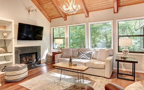 Smart TV, fireplace, Netflix, streaming services - Laughing Fox - Treehouse Vibes, Firelit Moments, Movie Nights, Golf & Trails (Dawsonville)