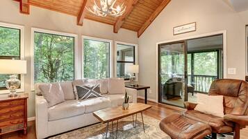 Una Smart TV, una chimenea, Netflix, servicios de streaming