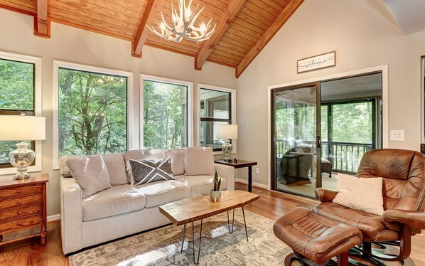 Smart TV, fireplace, Netflix, streaming services - Laughing Fox - Treehouse Vibes, Firelit Moments, Movie Nights, Golf & Trails (Dawsonville)