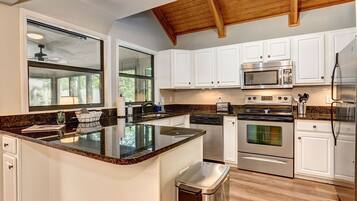 Frigorífico, microondas, horno y placa de cocina