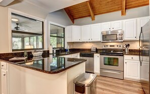 Fridge, microwave, oven, stovetop - Laughing Fox - Treehouse Vibes, Firelit Moments, Movie Nights, Golf & Trails (Dawsonville)