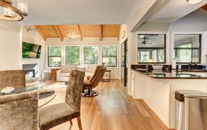 Smart TV, fireplace, Netflix, streaming services - Laughing Fox - Treehouse Vibes, Firelit Moments, Movie Nights, Golf & Trails (Dawsonville)