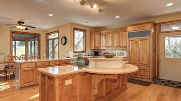 Køleskab, mikrobølgeovn, ovn, kogeplade