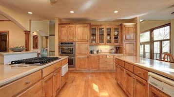 Køleskab, mikrobølgeovn, ovn, kogeplade