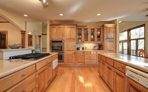 Køleskab, mikrobølgeovn, ovn, kogeplade